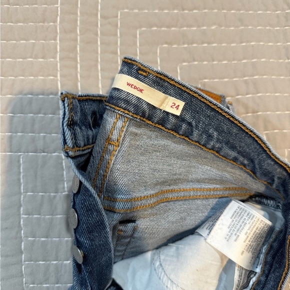 Classic Blue Levi’s Wedgie Women's Jeans - Picture 3 of 5